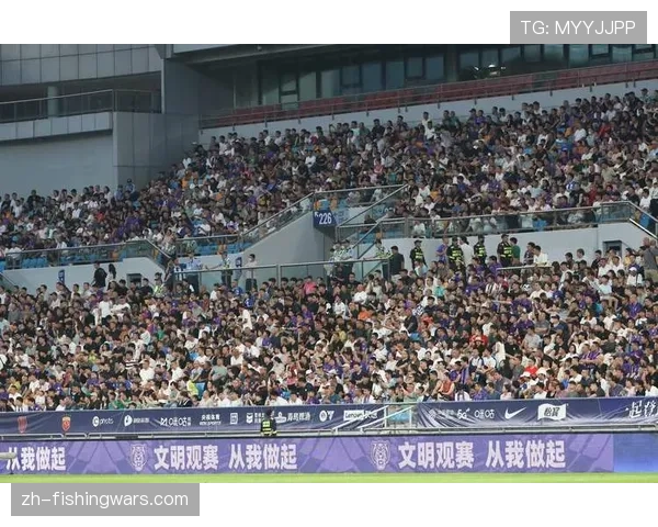 特写：冲突瞬间，津门虎与梅州客场比赛尾声双方球员发生推搡